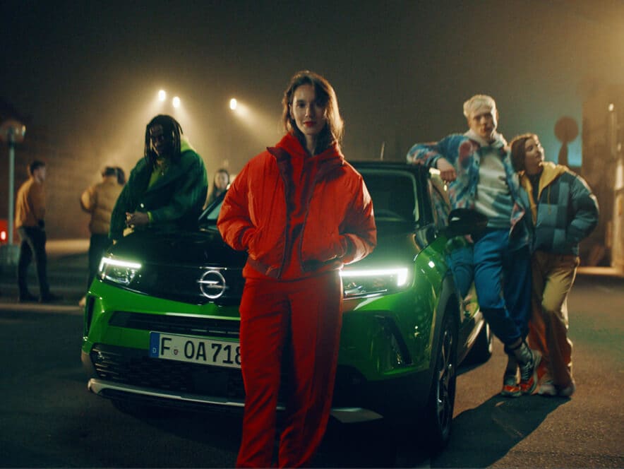 opel e mobility mokka e party people 4x3 video still - Charging & Range